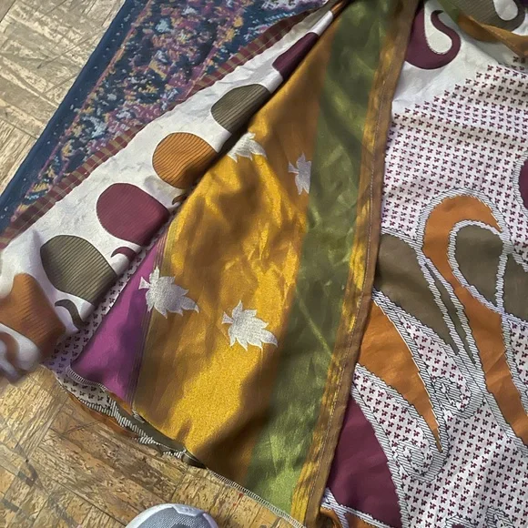 Wrap Skirt ( one size) Elegant Multicolor Patterned Skirt
Satin
Gently used - Picture 3 of 8